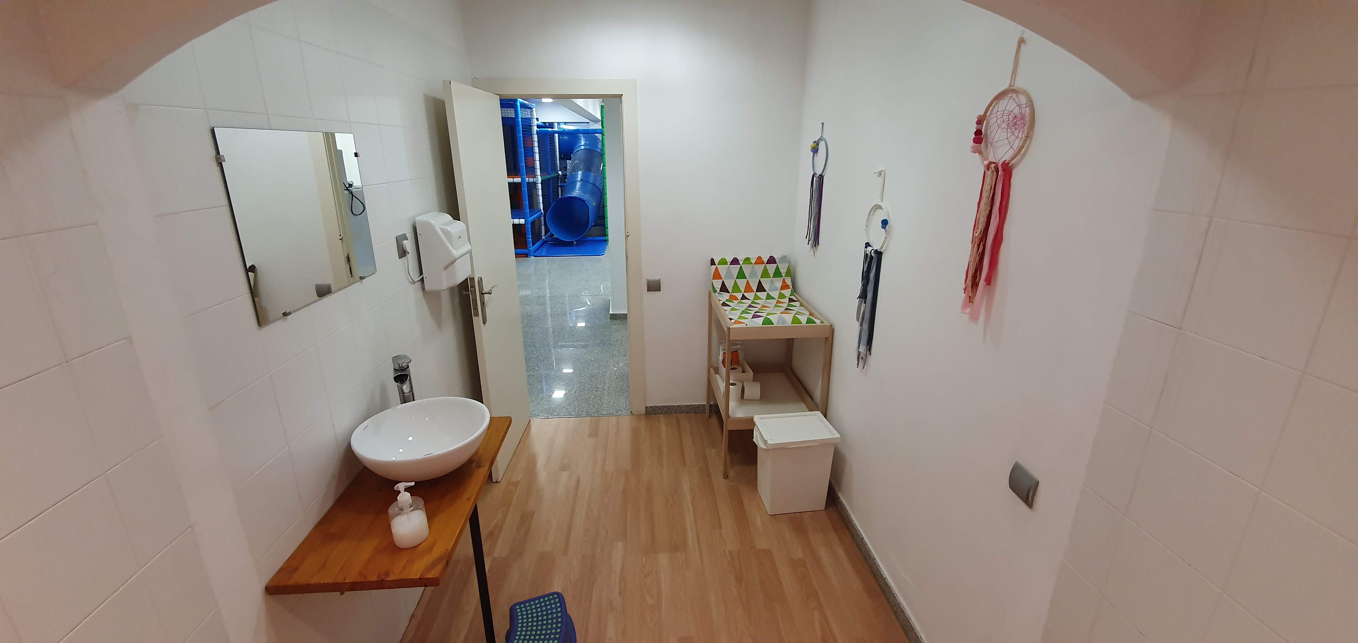 Baño con cambiador